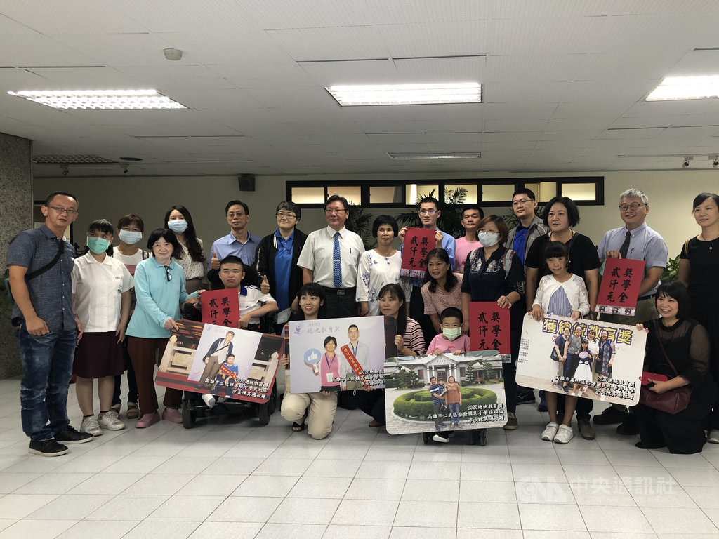 高雄市5名學生獲頒今年度「總統教育獎」,27日公開接受表揚,勉勵他們力爭上游的精神。中央社記者侯文婷攝 109年10月27日