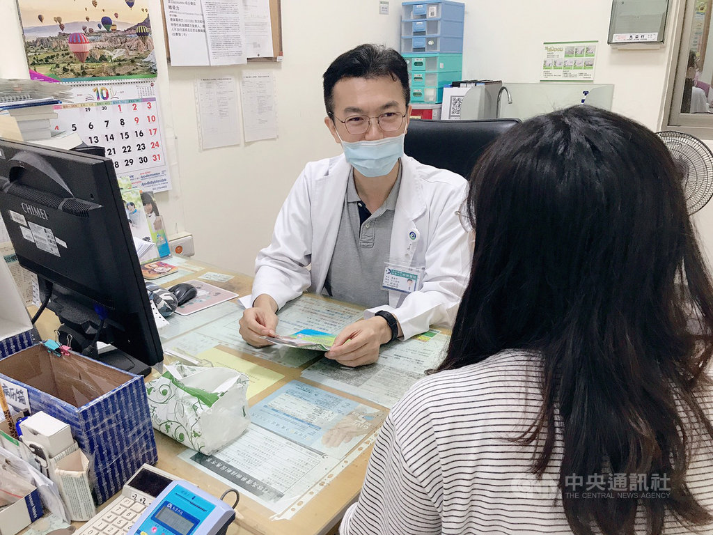 苗栗縣8歲男童患有注意力不足過動症,接受藥物與心理治療後大幅改善,還當選模範兒童。大千醫療社團法人南勢醫院精神科醫師林岱岳(圖)27日提醒,若孩子有注意力不足、過動症狀況,可至兒童青少年身心科尋求專業治療。(大千醫院提供)中央社記者管瑞平傳真 109年10月27日