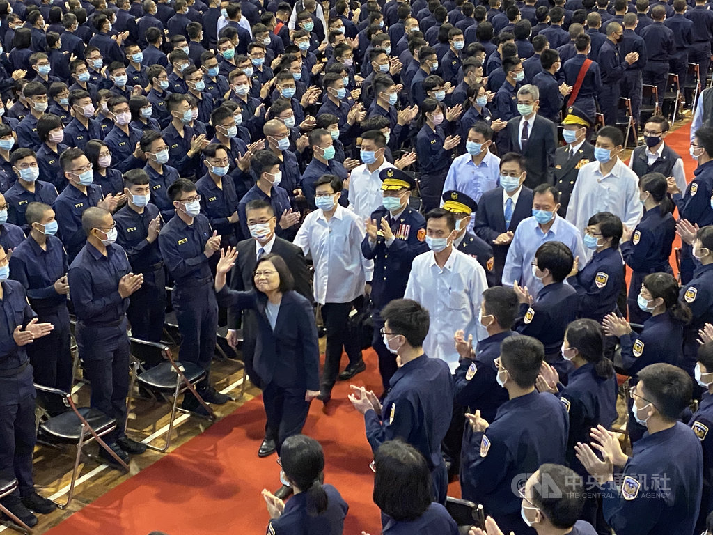台灣警察專科學校27日歡慶75週年校慶,總統蔡英文(前中)親臨主持,感謝警專教師們無私奉獻和努力,孕育出許多警察、消防和海巡基層人員,也代表國人向全國第一線堅守崗位的警消海巡同仁致謝。中央社記者黃麗芸攝 109年10月27日