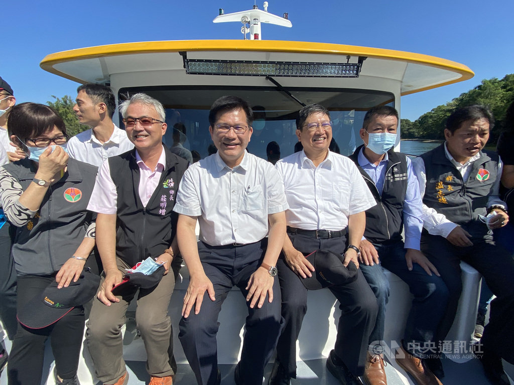 交通部長林佳龍(前左3)27日參訪新竹縣峨眉鄉,搭乘電動船遊峨眉湖,並透露峨眉鄉入選觀光局2021年台灣經典小鎮3.0,將持續興建峨眉湖環湖步道,打造為觀光新亮點。中央社記者郭宣彣攝 109年10月27日