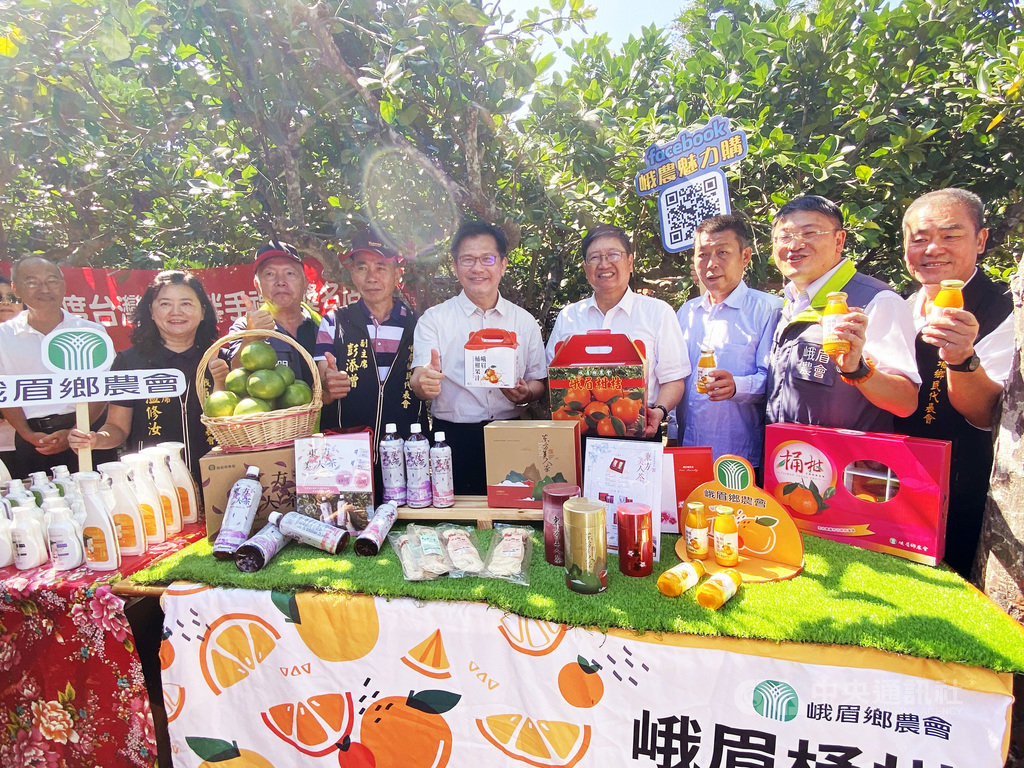 交通部長林佳龍(右5)27日在新竹縣長楊文科(右4)等陪同下,到新竹縣峨眉鄉多處參訪,最後並與返鄉青農交流,協助推廣在地農特產品。中央社記者郭宣彣攝 109年10月27日