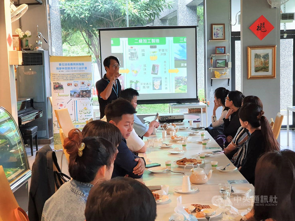 工研院利用屏東野薑花萃取花蜜及純露,與屏東公益咖啡館飛夢林青年咖啡結合,產出花香特色的咖啡與奶茶,關心飛夢林的人士現場試吃,工研院研究員陳昶源(後左)並說明技術運用。中央社記者郭芷瑄攝 109年10月27日