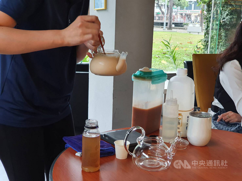 工研院利用屏東的農特產野薑花萃取花蜜及純露,與屏東公益咖啡館飛夢林青年咖啡結合,產出花香特色的咖啡與奶茶。中央社記者郭芷瑄攝 109年10月27日