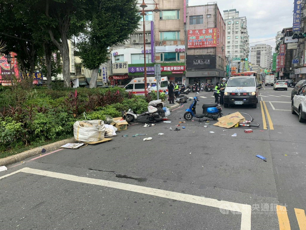 新北市警消27日下午2時37分接獲通報,新莊區復興路一段發生連環車禍,57歲丁姓民眾駕駛休旅車不知何故衝撞3輛機車及1台腳踏車後,受困車中,警消到場將人救出,現場共計造成1人無生命跡象及5人受傷送醫。(翻攝照片)中央社記者王鴻國傳真 109年10月27日