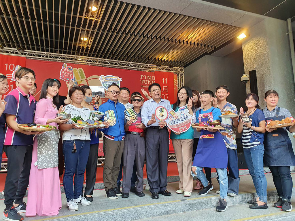 「屏東粄條文化節-粄食共和國嘉年華」將分別在31日及11月7日登場,屏東縣政府27日舉辦宣傳記者會,縣長潘孟安(前右6)邀請全國民眾到屏東痛快吃喝玩樂。中央社記者郭芷瑄攝 109年10月27日