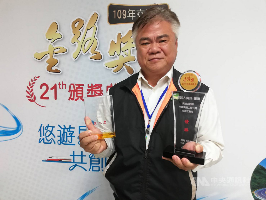 國道一號彰化花壇戰備道路獲109年金路獎傑出工程獎第2名肯定,交通部高速公路局中區養護工程分局斗南工務段長黃紹翔27日表示,花壇戰備道所用瀝青混凝土具抗高溫特性,施工後平坦度與抗滑值都有提升,增加鋪面生命週期及降低後續維護成本,除提供平日用路人平坦旅行服務,也禁得起戰機起降考驗。中央社記者汪淑芬攝 109年10月27日