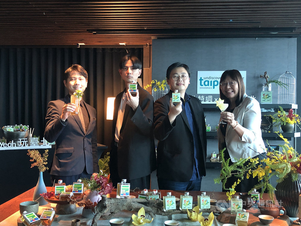 為推廣夜間觀光,台北市觀傳局長劉奕霆(右2)27日宣布推出夜間性旅遊商品,與知名雞尾酒專賣店合作,融入北市在地元素,推出2款台北特調雞尾酒。(飲酒過量有礙健康;未成年請勿飲酒;酒後請勿開車)(台北市觀傳局提供)中央社記者李宛諭傳真 109年10月27日