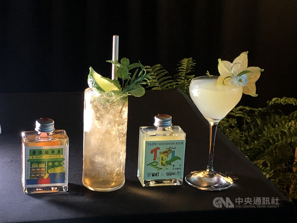 台北市觀傳局攜手知名雞尾酒專賣店,以「台北特調x yeah 玩台北」為主題,推出兩款特調雞尾酒,且為融入台北城市元素,特以在地物產「文山包種茶」及「萬華青草茶」為主要原料,酒標設計也融入台北意象。(飲酒過量有礙健康;未成年請勿飲酒;酒後請勿開車)(台北市觀傳局提供)中央社記者李宛諭傳真 109年10月27日