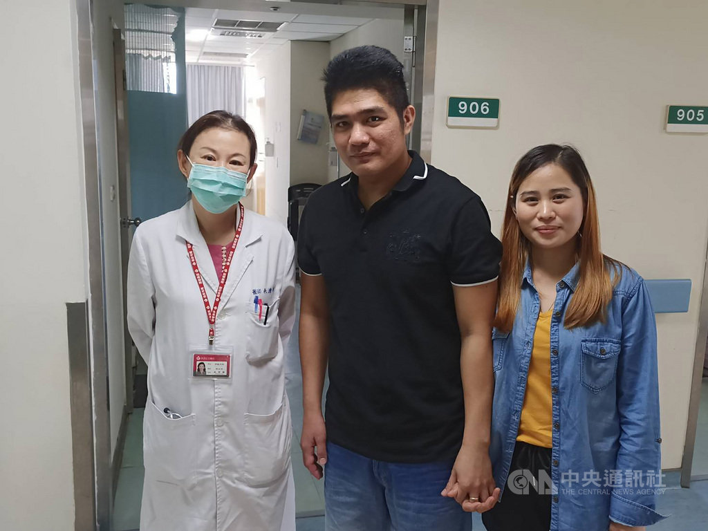 苗栗縣38歲菲律賓籍移工(中)一度中風昏迷,經為恭醫院腦中風急救小組搶救,在黃金3小時內給予血栓溶解劑治療,成功拔管,如今配合復健已可步行出院,他與妻子都十分感謝醫師朱清華(左)團隊,並大讚台灣醫療。(為恭醫院提供)中央社記者管瑞平傳真 109年10月27日
