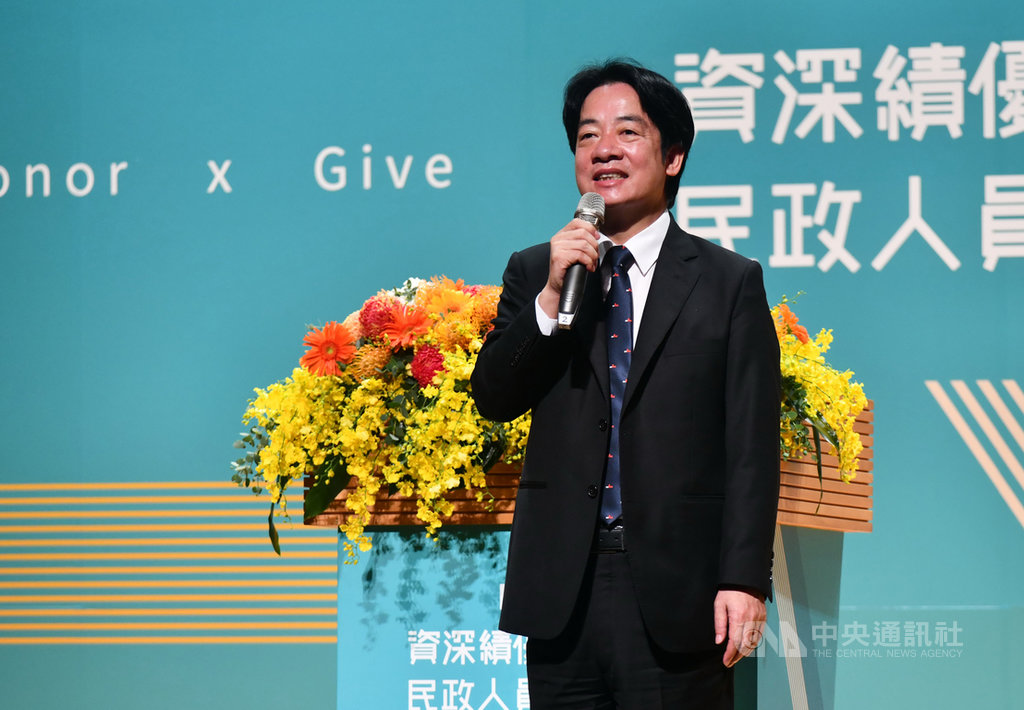 副總統賴清德27日出席109年資深績優村(里)長及民政人員表揚大會致詞表示,村里長是基層防疫尖兵,感謝村里長堅守崗位,才能讓武漢肺炎防疫有成。中央社記者黃旭昇新北攝 109年10月27日