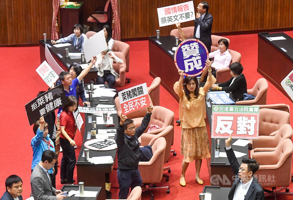 立法院會27日針對國民黨團所提「請總統就開放萊豬至立法院國情報告」以及「公開談判開放萊豬過程並請總統道歉」兩公決案進行表決,但都遭民進黨團反對,未通過。圖為兩黨立委在議場內舉牌互表立場。中央社記者鄭清元攝 109年10月27日