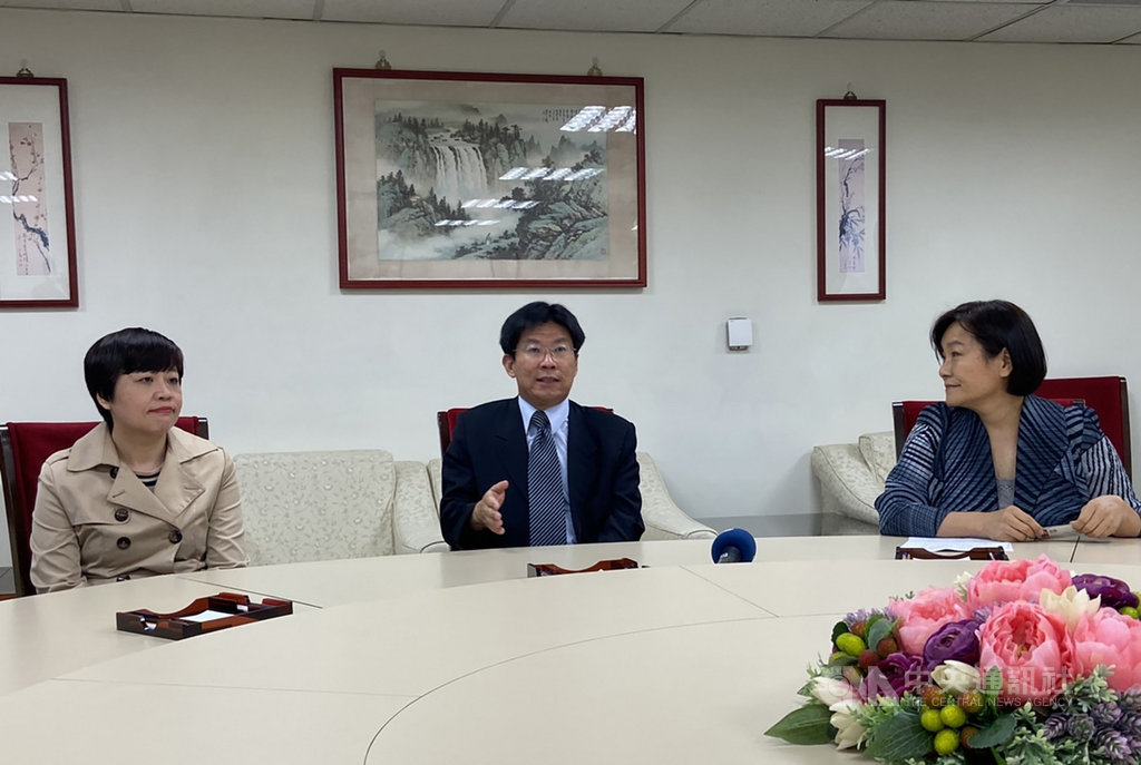 國家人權委員會副主委高涌誠(中)與監察委員紀惠容(右)、葉大華(左)27日舉行記者會,宣布在12月10日世界人權日前,人權會將舉辦系列活動。中央社記者陳俊華攝 109年10月27日