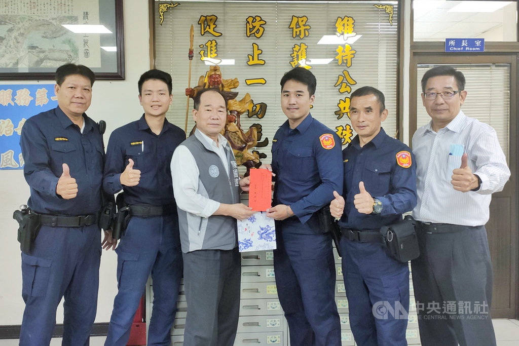 桃園市警察局平鎮分局員警26日下午在一輛違停的自小客車上發現毒品,最後以優勢警力當場壓制逮捕駕駛袁姓男子,桃園市警察局長陳國進(左3)在得知消息後,立即前往平鎮分局龍岡派出所慰問表揚。(桃園市警局平鎮分局提供)中央社記者吳睿騏桃園傳真 109年10月27日