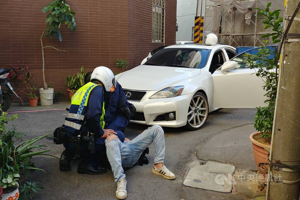 桃園市警局平鎮分局巡邏員警26日下午在一輛違停的自小客車上發現毒品,立即要求熄火受檢,駕駛袁姓男子不從開車逃逸,員警見狀駕車尾隨並將袁男逼入死巷,以優勢警力當場壓制逮捕袁男。(桃園市警局平鎮分局提供)中央社記者吳睿騏桃園傳真 109年10月27日