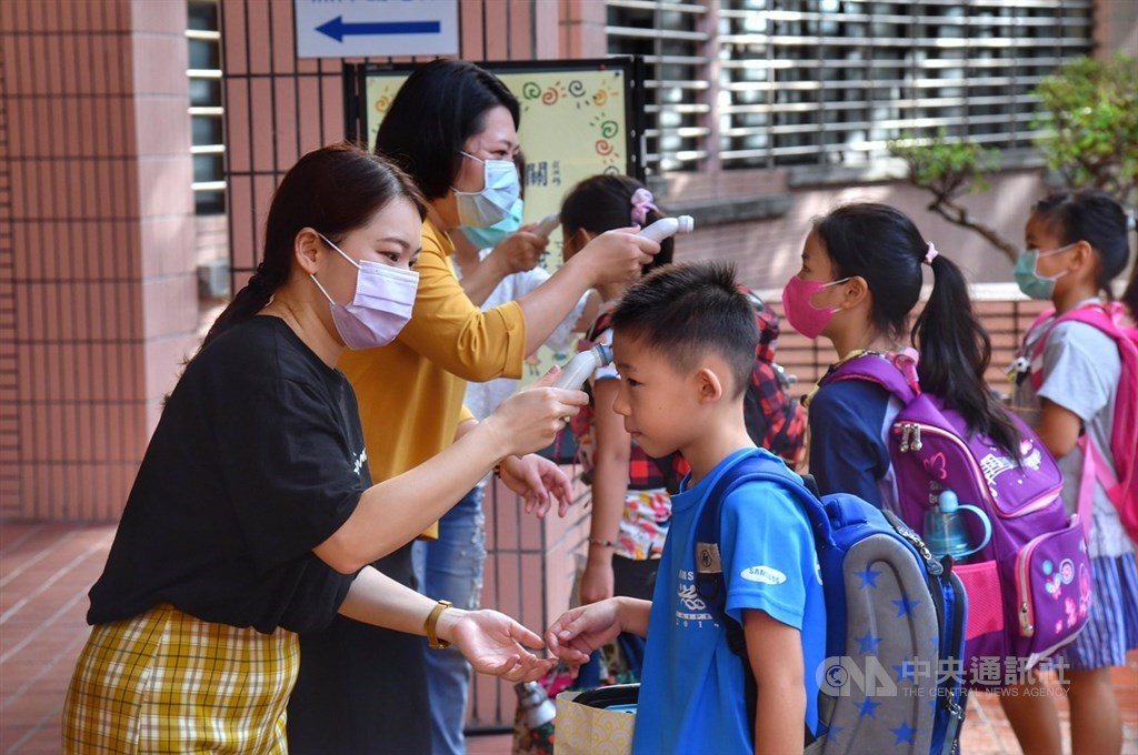 衛福部長陳時中投書土耳其媒體指出,台灣將武漢肺炎疫情控制得宜,疫情考驗證實台灣無法自外於全球衛生網絡,世界衛生組織也無法將台灣排除在外。圖為台北市文湖國小學生進校前先量體溫。中央社記者王飛華攝 109年8月31日