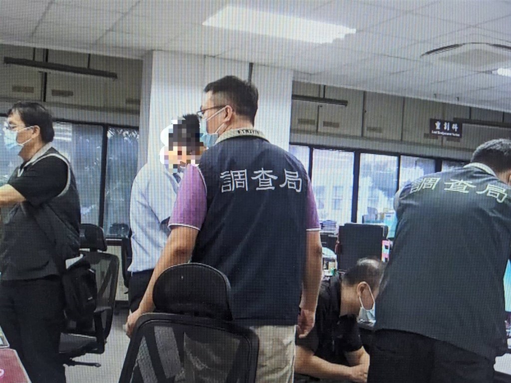 雲林縣政府地政處陳姓和張姓科員長期接受陳姓廠商等人招待喝花酒,再利用職務之便進行工程驗收放水,雲林縣調查站今年9月搜索雲林縣府,帶回陳、張等2名科員及陳姓廠商等5人偵訊。(檢方提供) 中央社記者姜宜菁傳真 109年10月27日