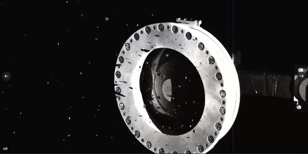 探測器「歐塞瑞斯號」本週在小行星貝努成功以機械手臂抓取大量石塊碎屑樣本。(圖取自twitter.com/OSIRISREx)