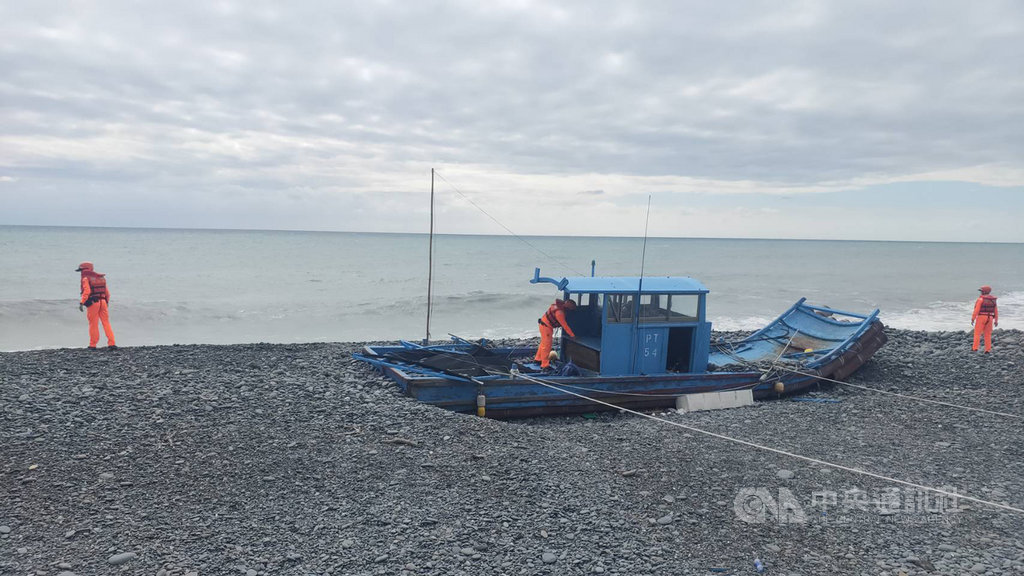 屏東興海漁港一艘膠筏26日在台東大武公園岸際擱淺,海巡人員抵達現場後並未發現李姓船長蹤影,27日擴大搜索範圍,上午在屏東風吹沙海灘發現船長遺體。(第一三岸巡隊提供)中央社記者李先鳳傳真 109年10月27日