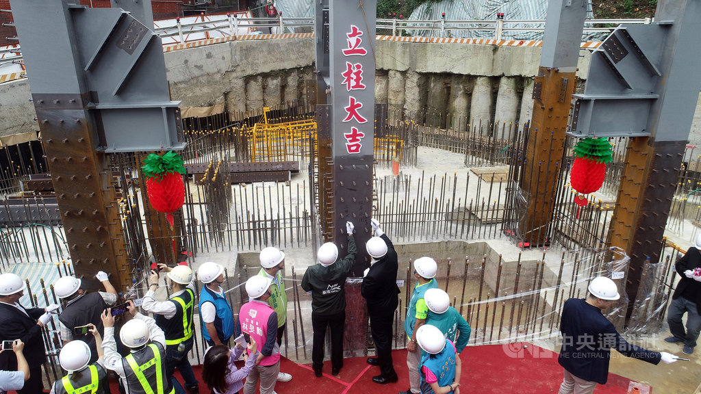 基隆市政府表示,高約50公尺的基隆地標豎梯27日舉行鋼構立柱典禮,預計2021年6月完工。(基隆市政府提供)中央社記者沈如峰基隆傳真 109年10月27日