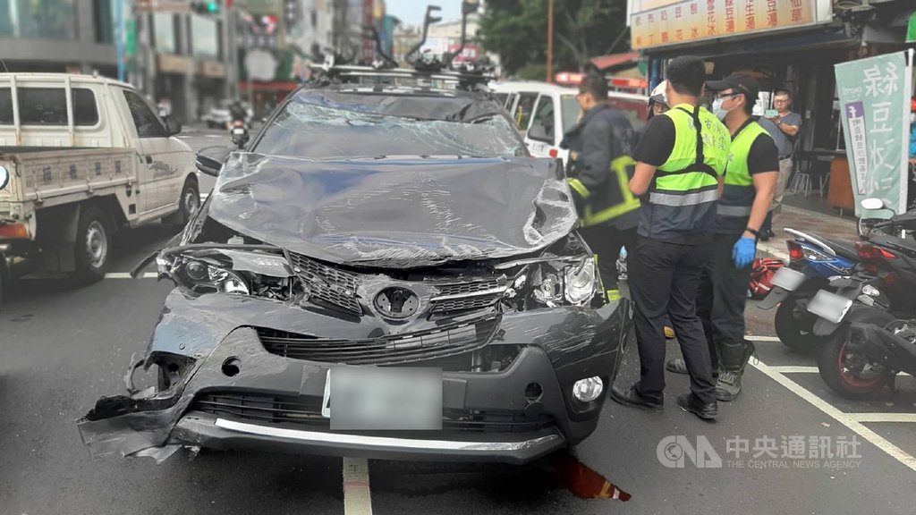 新北市新莊區復興路27日發生車禍,現場包括肇事駕駛共6人輕重傷,其中一名82歲吳姓老翁無生命跡象,經送醫仍宣告不治。圖為肇事車輛車體嚴重受損。(翻攝照片)中央社記者王鴻國傳真 109年10月27日