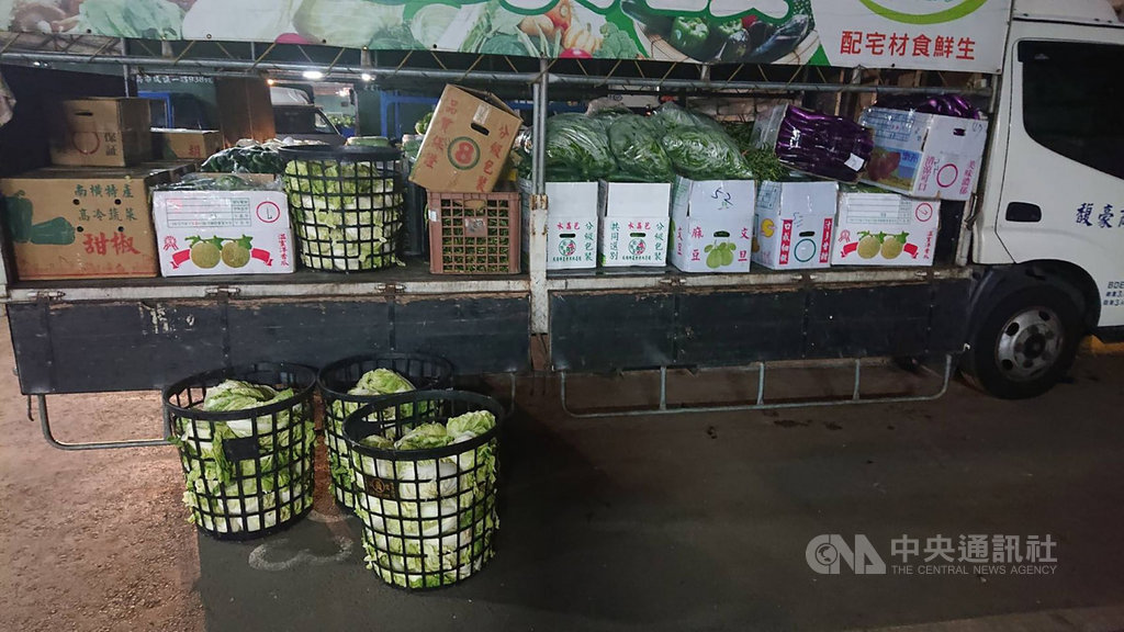 屏東九如果菜批發市場特助陳政綱表示,九如市場19日起將交易時間改在晚間,讓農民能夠符合「日出而作,日落而息」的生理時鐘,也讓農作物保有最佳品質;實施一週以來,不但市場出現農2代新面孔,交易量也成長1倍,交易價格微幅上揚。(九如市場特助陳政綱提供)中央社記者郭芷瑄傳真 109年10月27日