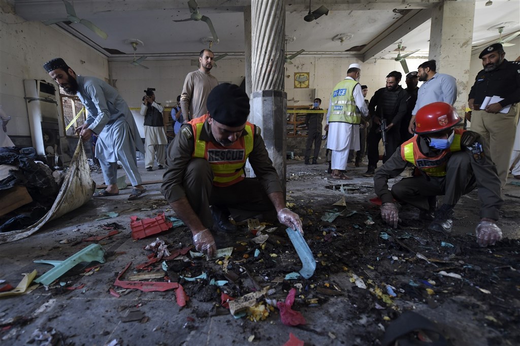 巴基斯坦西北部城市白夏瓦(Peshawar)一所伊斯蘭教學院27日上午發生一起爆炸事故,至少已有8人喪生,超過110人受傷。警方初步調查說,有人帶了5公斤炸藥引爆。圖為白夏瓦爆炸現場。(法新社)