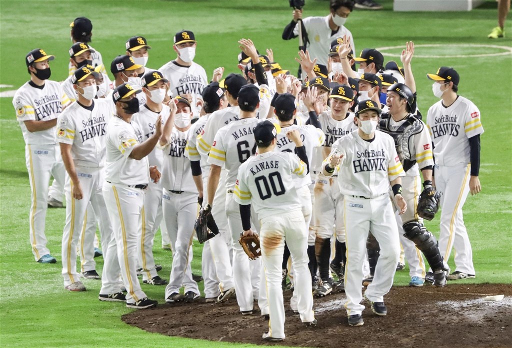 日職軟銀鷹隊27日靠著和田毅6局優質先發,率隊以5比1拿勝,睽違3年再拿太平洋聯盟冠軍。(共同社)
