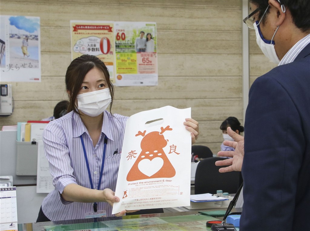 日本奈良公園的鹿群是觀光客的最愛,但陸續發生奈良鹿誤食塑膠袋的意外。現在有企業開發出特製「鹿紙」做成的紙袋,若不慎被鹿吃掉,也不會造成太大危害。(共同社)