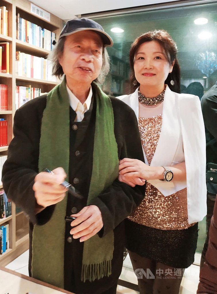 作家七等生(左)日前辭世,他生前與遠景出版社維持多年合作關係,遠景出版社負責人葉麗晴(右)憶起過往種種,嘆恍如昨日。(葉麗晴提供)中央社記者陳秉弘傳真 109年10月27日
