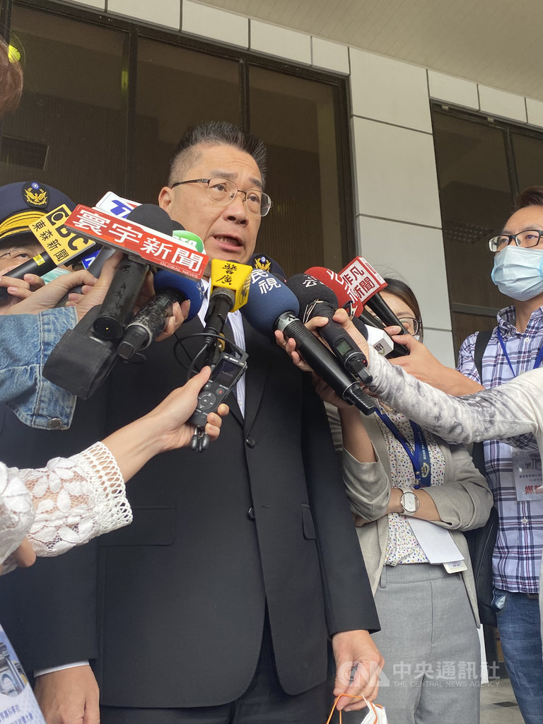 戶政系統26日異常,內政部長徐國勇(中)27日表示,當機原因並非攻擊行為,應是流量分散問題,初判應為系統中的服務元件爆量,只要有疏失就會變成集中在一個主機上,造成其負擔過重而當機。中央社記者黃麗芸攝 109年10月27日