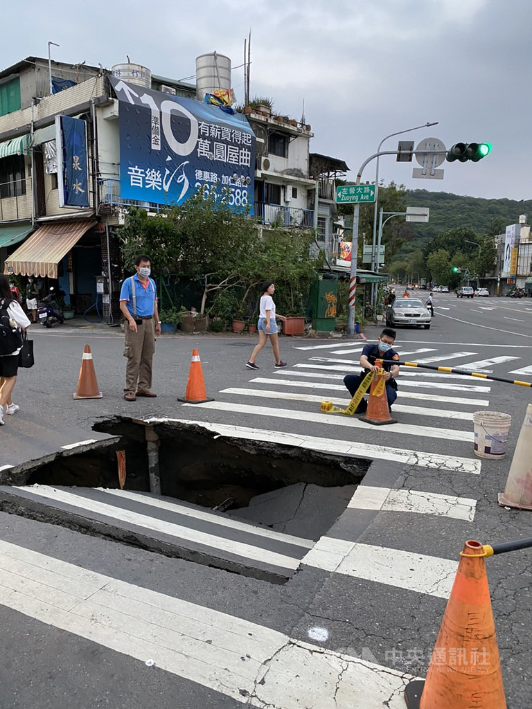 高雄市左營區左營大路、海功路口27日下午驚傳道路塌陷,出現長寬各約3公尺的大洞,警方獲報到場,緊急拉起封鎖線提醒用路人繞道。(民眾提供)中央社記者王淑芬傳真 109年10月27日