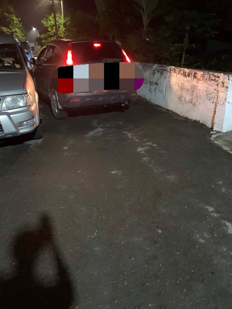 高雄市六龜警分局茂林分駐所50歲謝姓警員23日休假,晚間與朋友聚餐喝酒,返家竟酒駕,更不慎發生自撞車禍,擦撞停放路旁車輛。(六龜分局提供)