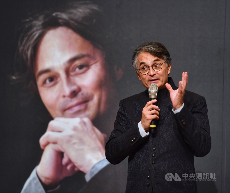 國家交響樂團(NSO)新任藝術顧問簽約記者會27日在國家音樂廳舉辦,準藝術顧問、指揮家準.馬寇爾(Jun Markl)(圖)在會中暢談NSO未來願景。中央社記者王飛華攝 109年10月27日