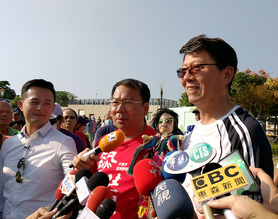 國民黨台南市議員謝龍介(右)與民進黨台中市議員謝志忠(右2)對賭賭輸,27日履行承諾到台中豐原葫蘆墩公園跳軟埤仔溪,開始前受訪針對中天換照案發表看法。中央社記者蘇木春攝 109年10月27日