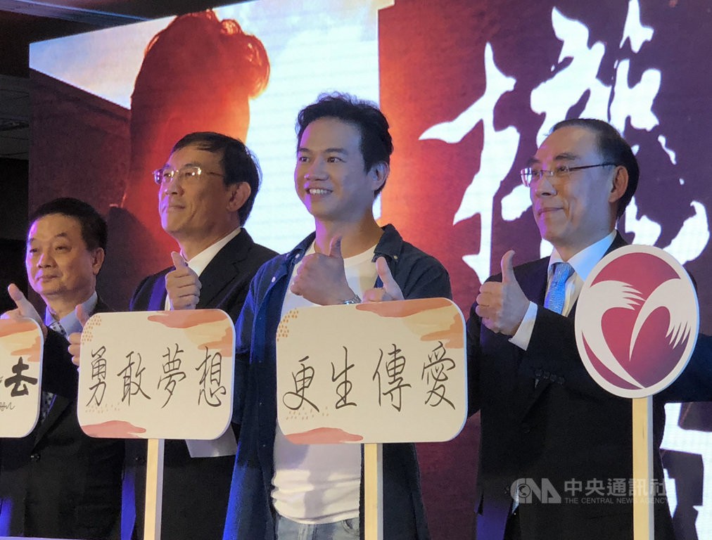 是更生人也是藝人的A Moon(右2)28日選在法務部舉行新單曲「攏ㄟ過去」發表會,盼藉由歌曲告訴更生人及大眾,困難都會過去,法務部長蔡清祥(右)現身力挺。中央社記者劉世怡攝 109年10月28日