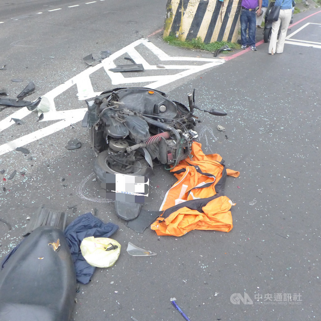當年童星「糖糖」蔡亞臻成年後淡出演藝圈,日前搭乘楊姓丈夫機車在新北市新莊區路口停等紅燈,慘遭廂型車從後方撞上,楊男噴飛受傷送醫、蔡亞臻則被捲入車底,當場死亡,事發現場機車零件四散。(翻攝照片)中央社記者王鴻國傳真 109年10月28日