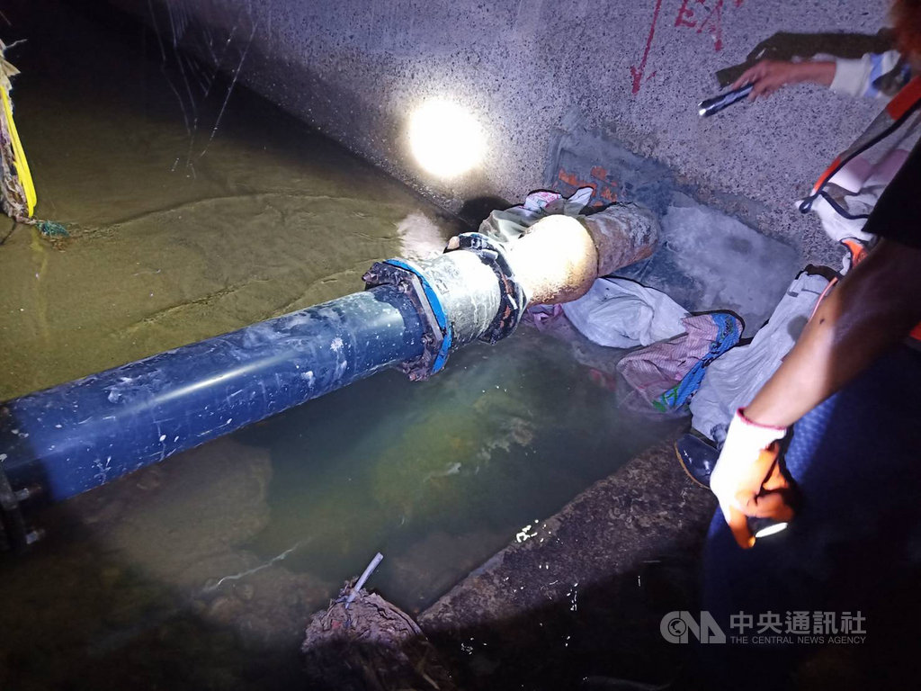 高雄市左營大路與海功路27日下午路面塌陷出現長、寬約3公尺的坑洞,經水利局會同管線單位檢視路基掏空情形,確定是自來水管線破損造成路基塌陷掏空。(水利局提供)中央社記者王淑芬傳真 109年10月28日