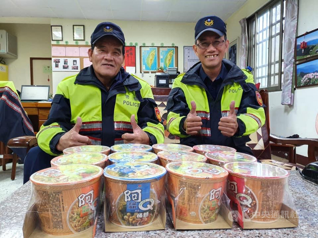 新竹市世界高中的自行車隊5名隊員,為參加10月底的KOM登山王挑戰,7月特地前來花蓮先行試騎,在中橫山上的合歡派出所受助,吃泡麵止飢;教練感激員警3個月前為子弟兵的熱食援助,特地送上一箱泡麵當作謝禮。(花蓮縣新城警分局提供)中央社記者李先鳳傳真 109年10月28日
