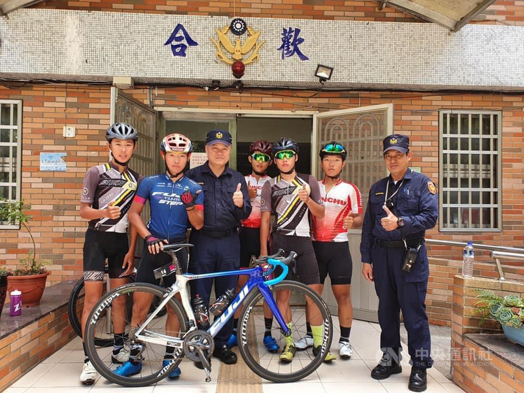 新竹市世界高中的自行車隊5名隊員,為參加10月底的KOM登山王挑戰,7月特地前來花蓮先行試騎,受助於中橫山上的合歡派出所,離去前與員警合影。(花蓮縣新城警分局提供)中央社記者李先鳳傳真 109年10月28日