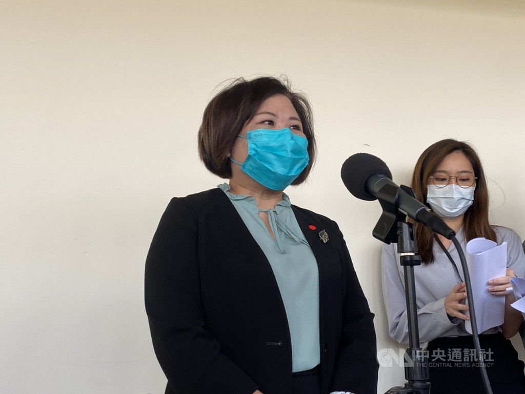 台灣為疫情加強邊境管制,僅釋出有限的集中檢疫病床供入境移工使用,讓許多移工雇主哀號搶不到床位;勞動部長許銘春(左)28日在立法院受訪時說,已經多爭取300床,加上之前1200床,勞動部共有1500床集中檢疫床位。中央社記者吳欣紜攝 109年10月28日