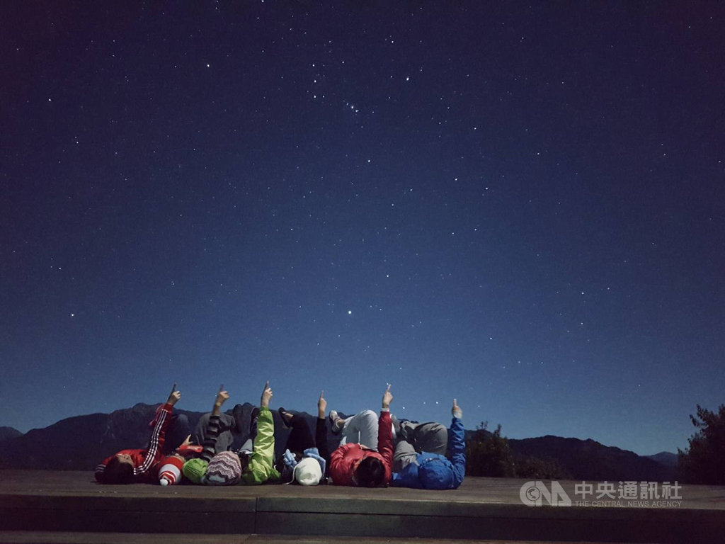 嘉義林區管理處與嘉義市天文協會合作,將於阿里山森林遊樂區推出4梯次「冬季鑽石」天文生態營,今年特別在台北國際旅展接受民眾現場報名。圖為往年參加天文生態營的民眾在小笠原山合影。(嘉義林管處提供)中央社記者蔡智明傳真 109年10月28日
