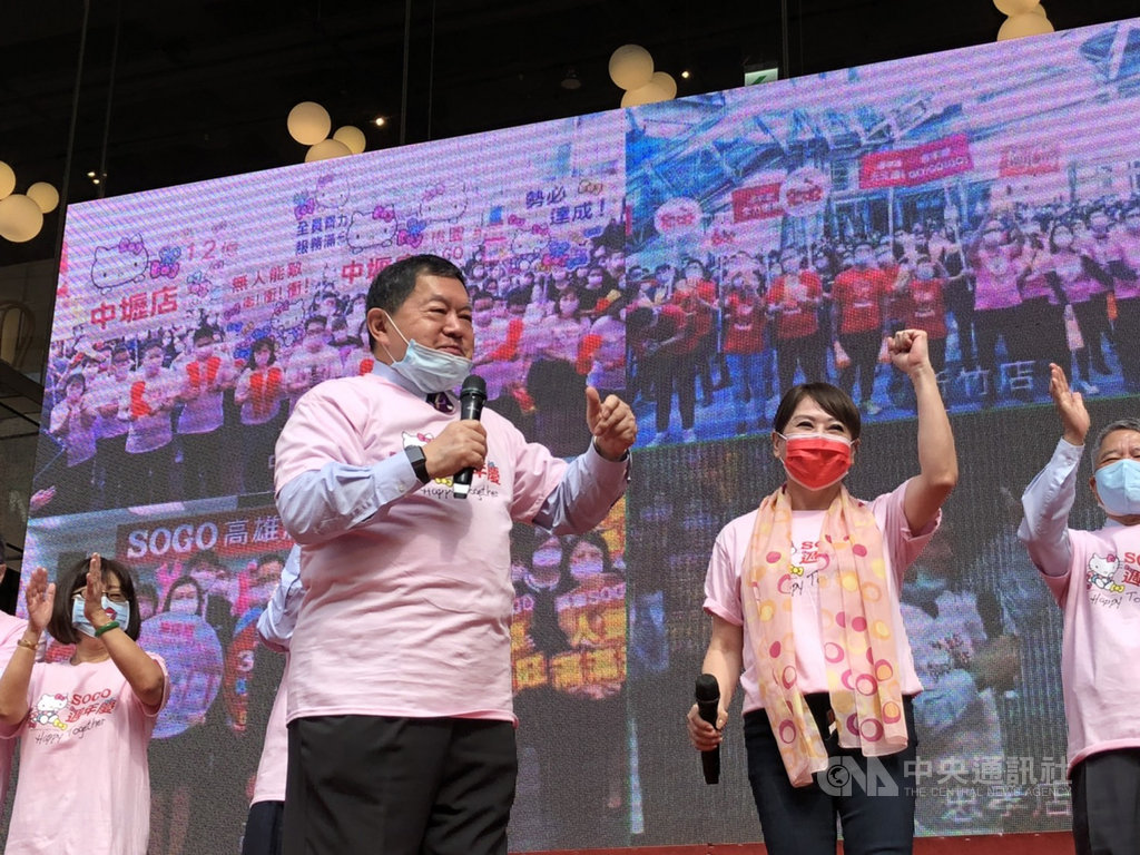 SOGO百貨於28日舉行週年慶造勢活動,遠東集團董事長徐旭東(左)也到現場為員工加油打氣,認為疫情已到尾聲,樂觀看待今年週年慶業績。右為SOGO百貨董事長黃晴雯。中央社記者蘇思云攝 109年10月28日
