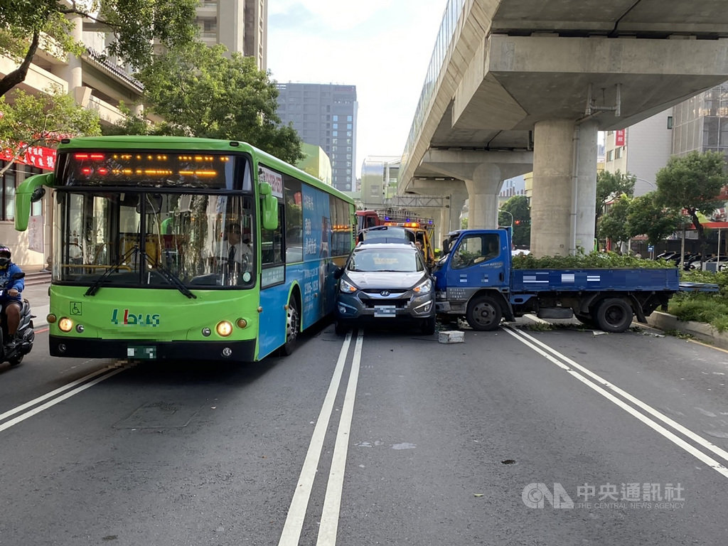 台中市消防局表示,28日下午獲報在南屯區永春東路與文心南路口發生公車與多輛車追撞事故,人員到場發現為1輛公車與3輛自小客車、1輛小貨車連環追撞,共有7人受傷送醫。(台中市消防局提供)中央社記者蘇木春傳真 109年10月28日