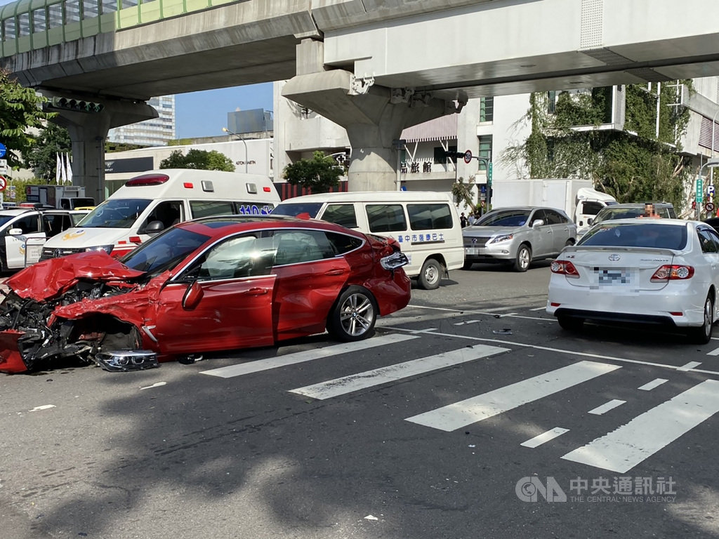 台中南屯多車連環撞釀7傷小貨車駕駛一度受困 社會 重點新聞 中央社cna