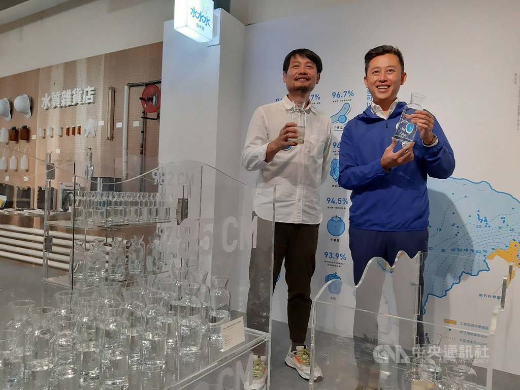 新竹市政府28日起在竹蓮市場舉辦「竹塹三態子守護祭」,以「看不見的水」與「海廢市集」為主題推出聯合特展,市長林智堅(右)到場走訪。中央社記者郭宣彣攝 109年10月28日