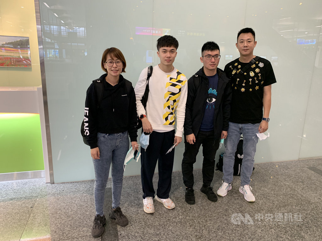 台灣桌球一哥林昀儒(左2)、教練蔣澎龍(右1)與桌球一姐鄭怡靜教練鄭佳奇(左1)等人28日從松山機場搭機前往上海,備戰11月於山東威海登場的世界盃桌球賽。中央社記者龍柏安攝 109年10月28日