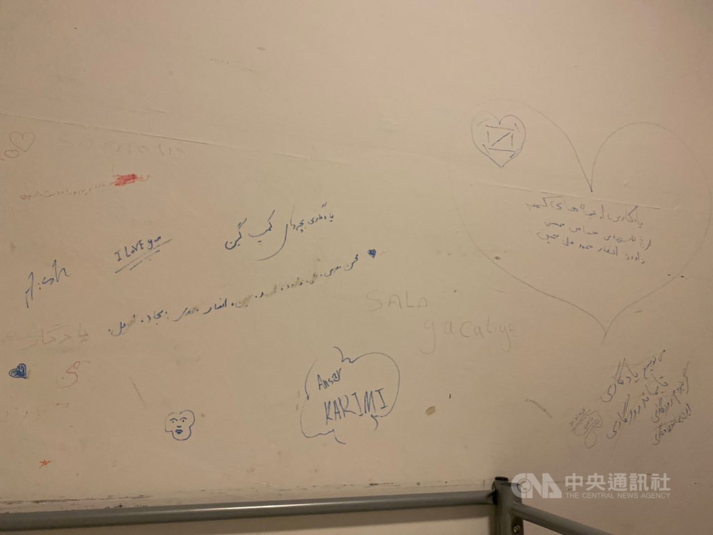 參與反送中運動的香港年輕人Elaine逃亡到德國申請庇護,在難民營拍下這張照片,其他難民因思念家人在牆上的留言,讓她想到香港的親友。(Elaine提供)中央社記者林育立柏林傳真 109年10月28日