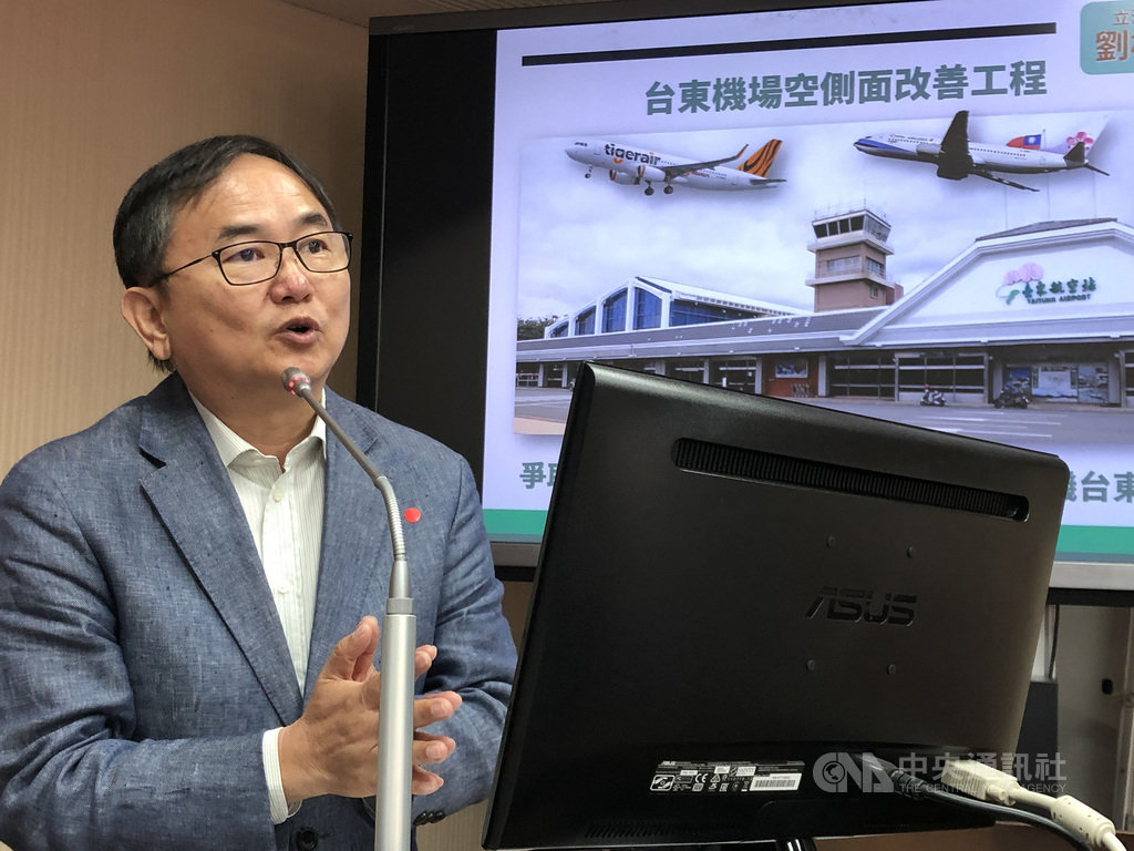 民進黨籍立委劉櫂豪28日在立院質詢時,針對東部交通建設,要求交通部基於交通平權研議整體規劃評估,以及台東機場空側道面改善工程在民國111年完工後,應協助台東航空站爭取國際大型包機,以促進國際觀光。(劉櫂豪服務處提供)中央社記者盧太城台東傳真 109年10月28日