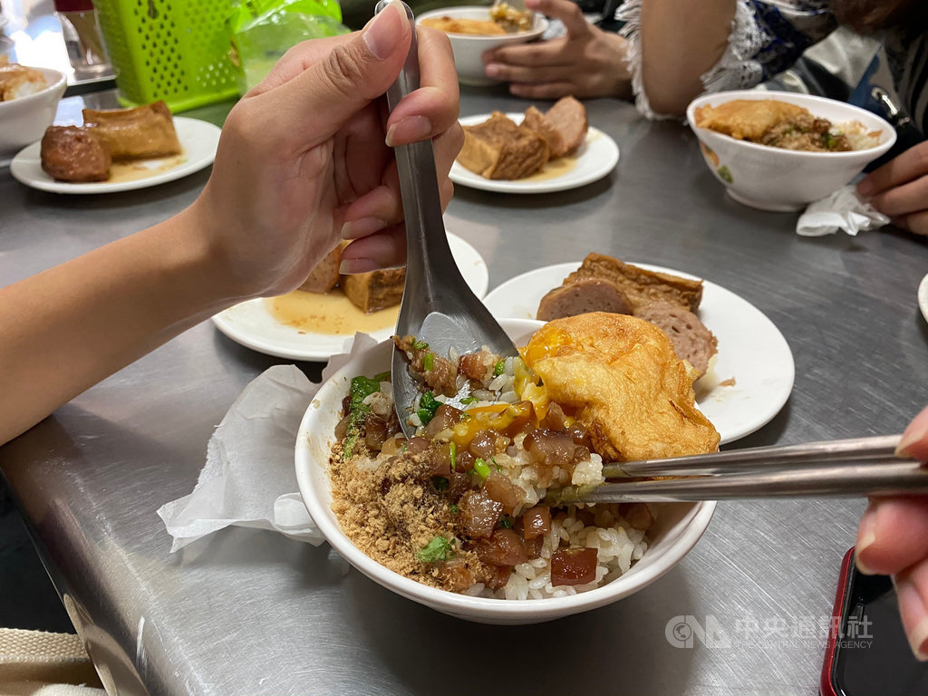 「2020決戰高雄肉燥飯爭霸賽」即將熱鬧登場,為行銷這項國民美食,高雄市政府觀光局邀郵輪旅客品嚐肉燥飯體驗港都美食。(高雄市政府提供)中央社記者王淑芬傳真 109年10月28日