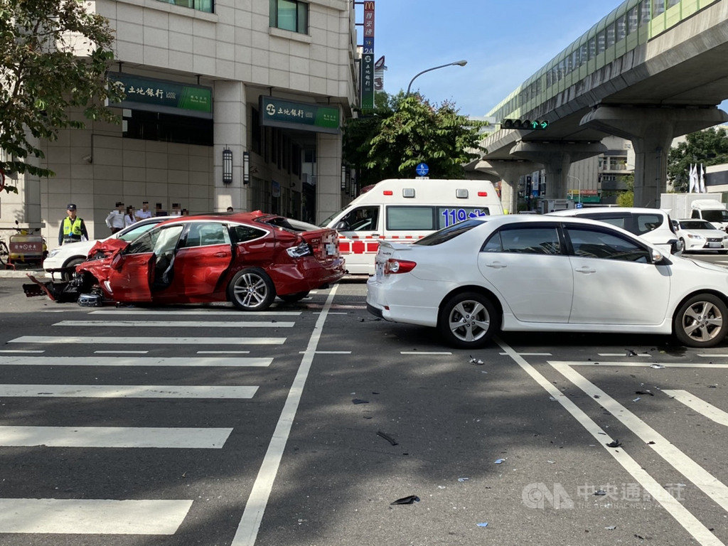 台中市曾姓孕婦28日下午駕車行經南屯區一處路口,與薛姓男子駕駛的貨車發生碰撞,2輛車失控再分別撞上多輛自小客車與公車,共造成7人受傷送醫。(民眾提供)中央社記者蘇木春傳真 109年10月28日